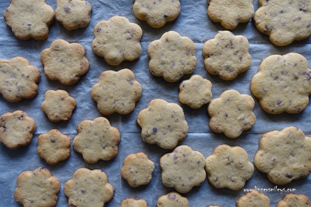 Sablés à la Violette de Toulouse, Butterkekse mit Toulouser Veilchen, kandierte Veilchen, Violettes cristallisées de Toulouse, Kekse, Cookies, Plätzchen in Blütenform, Sisi, Sissi, Jolanda, Yolanda, Sandkekse mit Blumen, Blüten, essbare Blütenblätter, Rezeptkreation von Daniela Terenzi #linzersmileys