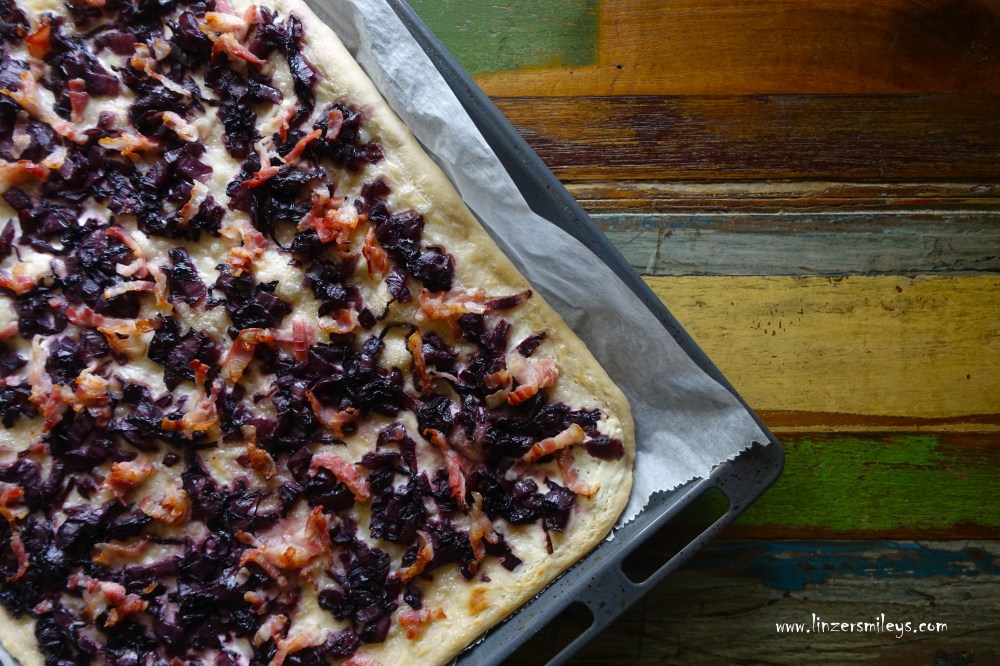 Tarte flambée mit Radicchio & Pancetta, Flammkuchen, Hefeteig, Radicchio aus Treviso, Bauchspeck, Rotwein, Sauerrahm, saure Sahne, Pizza, Elsass, Venetien, Fusion Food, Rezeptidee von Daniela Terenzi, Foodblogger #linzersmileys