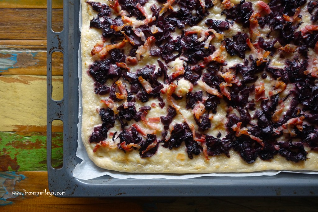 Tarte flambée mit Radicchio & Pancetta, Flammkuchen, Hefeteig, Radicchio aus Treviso, Bauchspeck, Rotwein, Sauerrahm, saure Sahne, Pizza, Elsass, Venetien, Fusion Food, Rezeptidee von Daniela Terenzi, Foodblogger #linzersmileys