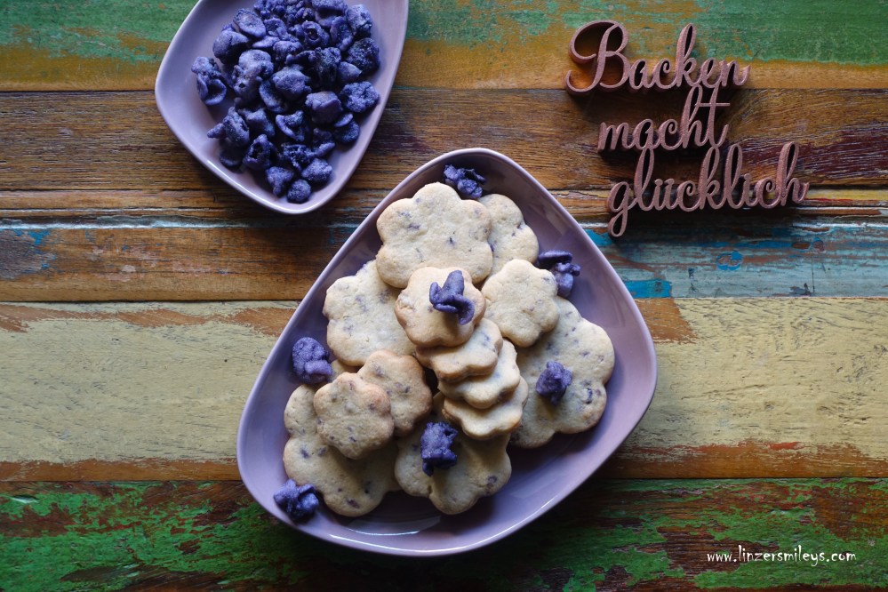 ablés à la Violette de Toulouse, Butterkekse mit Toulouser Veilchen, kandierte Veilchen, Violettes cristallisées de Toulouse, Kekse, Cookies, Plätzchen in Blütenform, Sisi, Sissi, Jolanda, Yolanda, Sandkekse mit Blumen, Blüten, essbare Blütenblätter, Rezeptkreation von Daniela Terenzi #linzersmileys