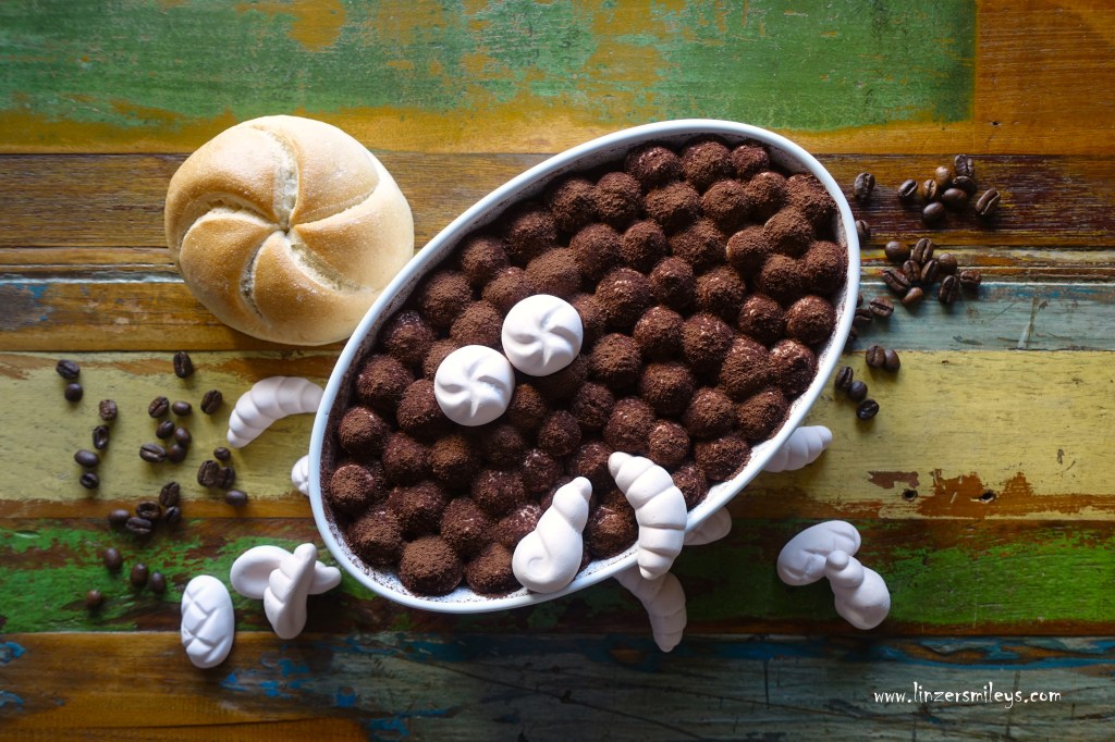 linzersmileys' Semmelmisu, Semmel-mi-su, Tiramisu mit Semmeln, Brötchen, nachhaltig, Tiramisu auf Wienerisch, Leckeres mit altbackenem Brot, con pane avvanzato, sostenibile, creazione nuova, Tiramisù senza savoiardi, senza pavesini, Treviso, italienisch inspiriert, Rezeptkreation von Daniela Terenzi, Food Blogger, Food Blog www.linzersmileys.com #linzersmileys