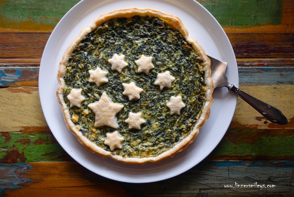 Green Christmas, grüne Weihnachten, Stefanitag, Blätterteigtarte mit Bärlauch und Ricotta, Spinat, Brennnessel, Feta, vegetarisch, backen, Blätterteigsterne, Weihnachtslook, Christmas Deko, Xmas #linzersmileys