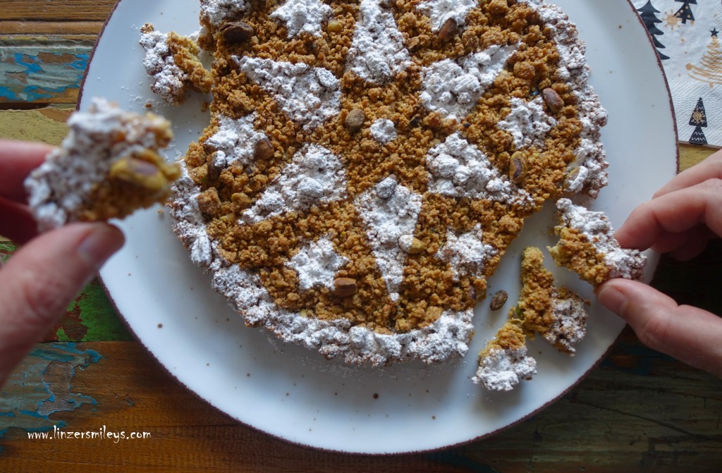 Sbrisolona al pistacchio, mit Pistazien, con pistacchi dolci, Sbriciolata Fregolotta, Rosegota, Spezialität aus Venetien und der Lombardei, Mantova, Bröselkuchen auf Italienisch, Riesenkeks, Keks in XL, zum Teilen, Natale, Weihnachten, backen ohne Küchenmaschine, Rezept von Daniela Terenzi #linzersmileys