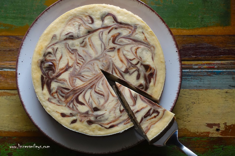 Cheesecake mit Schoko-Swirl, Käsekuchen, Frischkäse, Cheesecake, Kuchenkunst, New York, NY, Kuchen mit Keksboden, Chocolate Swirl, Schokowirbel, Foodtrend, trendy, Trendtorte 2024, American, amerikanisch backen, vegetarisch #linzersmileys Foodblog von Daniela Terenzi