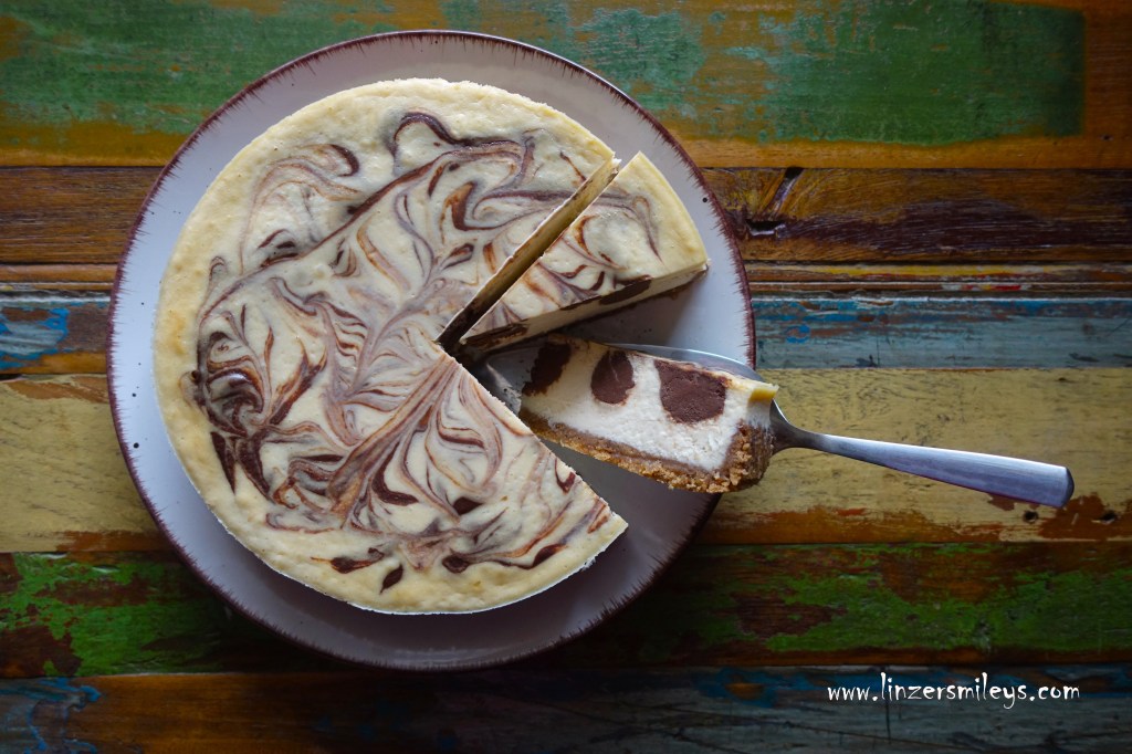 Cheesecake mit Schoko-Swirl, Käsekuchen, Frischkäse, Cheesecake, Kuchenkunst, New York, NY, Kuchen mit Keksboden, Chocolate Swirl, Schokowirbel, Foodtrend, trendy, Trendtorte 2024, American, amerikanisch backen, vegetarisch #linzersmileys Foodblog von Daniela Terenzi