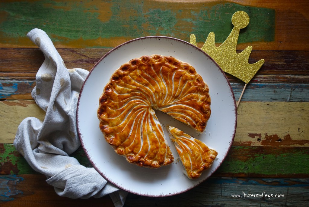 Galette des Rois, Dreikönigskuchen, Blätterteigtarte mit Frangipane, französisch backen, Mandelcreme, mit Äpfeln und Marzipan, Zimt, Mandel-Spekulatius, fruchtig, cremig, Kuchen für den 6. Jänner, 6. Januar, Dreikönigstag, Tag der Hl. Drei Könige, Epiphanie, la Befana, Hexe, Rezept von Daniela Terenzi #linzersmileys