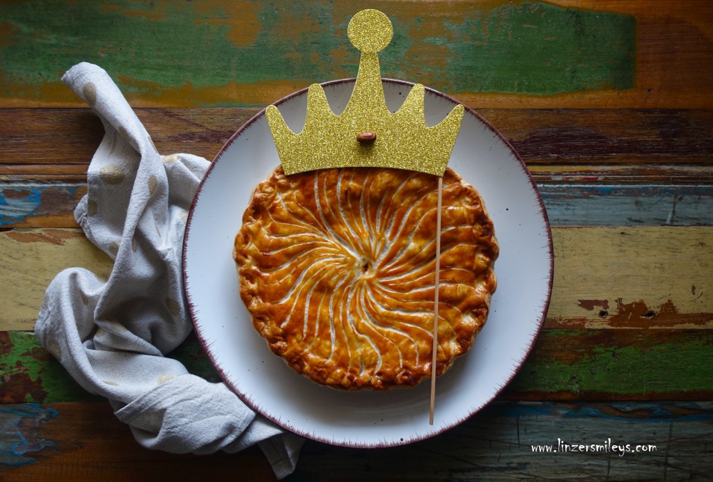 Galette des Rois, Dreikönigskuchen, Blätterteigtarte mit Frangipane, französisch backen, Mandelcreme, mit Äpfeln und Marzipan, Zimt, Mandel-Spekulatius, fruchtig, cremig, Kuchen für den 6. Jänner, 6. Januar, Dreikönigstag, Tag der Hl. Drei Könige, Epiphanie, la Befana, Hexe, Rezept von Daniela Terenzi #linzersmileys