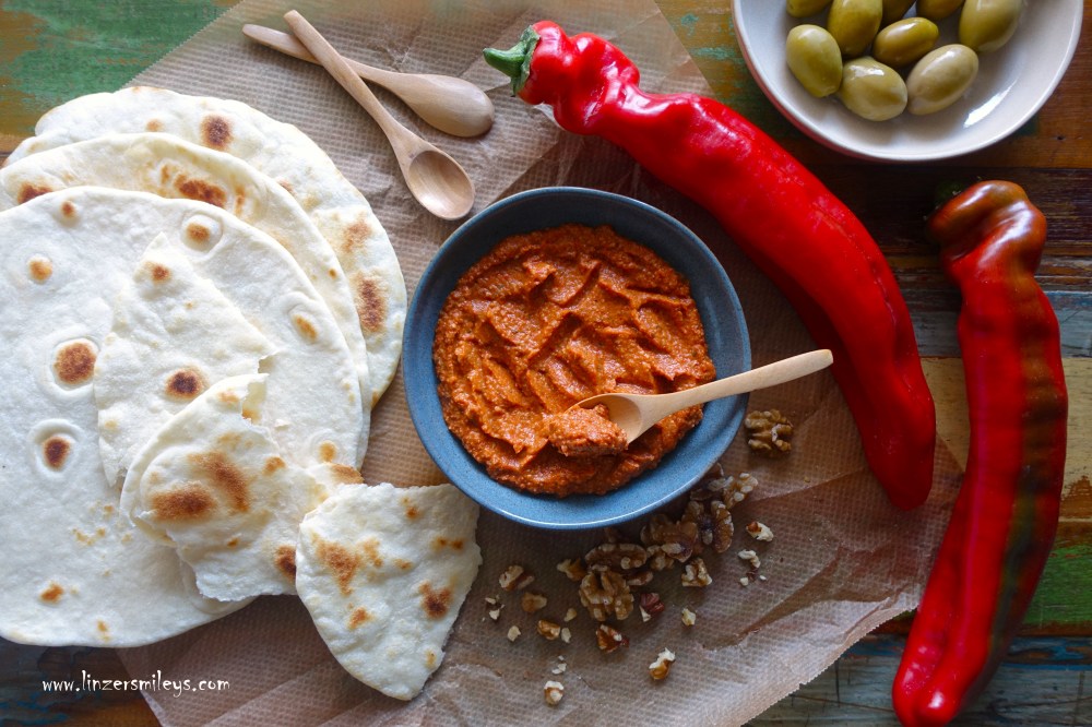 Muhammara, arabische Paprika-Walnuss-Paste, lecker, köstlich, Fladenbrot, Simit, Sesamringe, türkisch, arabisch, mit gerösteten Paprikaschoten und Walnüssen, oven baked, ohne Fett rösten, aus dem Backofen, Aufstrich, orientalisch, mit Cumin, Kreuzkümmel, zum Niederknien gut, Foodblog von Daniela Terenzi #linzersmileys