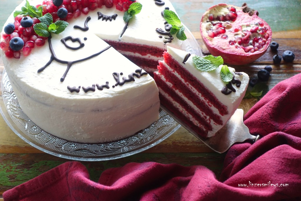 Red Velvet Cake, Face Cake, 2 Trendtorten in einer, Two in One, samtig, samtrot, Birthday, Party, Schichttorte, amerikanisch backen, vegetarisch, Gaumenschmeichler, Rote Samttorte mit Frauengesicht, trendig, Kuchentrend aus den USA, ohne Butter, Frischkäsefrosting, Mascarpone, italianisiert, Bloggeburtstag von #linzersmileys Daniela Terenzis Food Blog