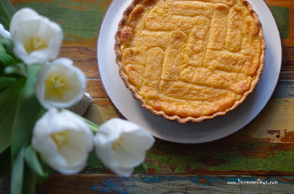 Biskotten-Crostata, Crostata con Savoiardi, Crostata beneventana, Benevento, Mürbteigkuchen, italienisch backen, Biskotten, Löffelbiskuits, Milch, Eier, mit Überguss, Liquore Strega, Fischgrätmuster, Kräuterlikör, Rum, Rezeptvariante von Daniela Terenzi #linzersmileys