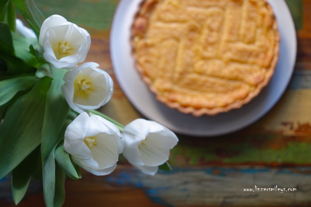 Biskotten-Crostata, Crostata con Savoiardi, Crostata beneventana, Benevento, Mürbteigkuchen, Fischgrätmuster, italienisch backen, Biskotten, Löffelbiskuits, Milch, Eier, mit Überguss, Liquore Strega, Kräuterlikör, Rum, Rezeptvariante von Daniela Terenzi #linzersmileys