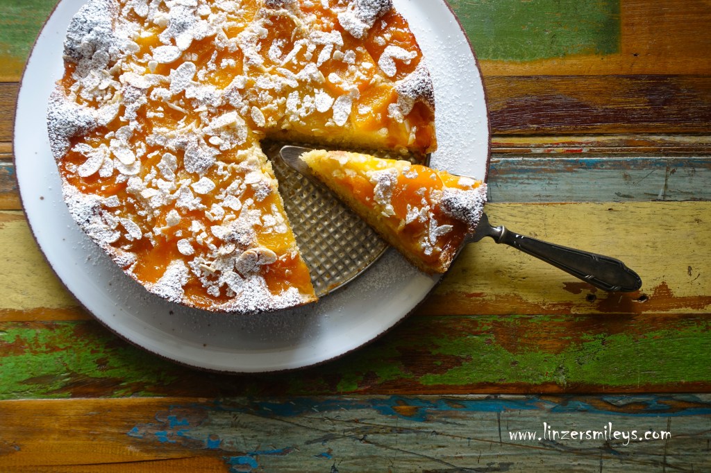 Marzipan-Amaretto-Kuchen mit Marillen und Mandeln, mit Aprikosen, Dosenobst, Früchte aus der Dose, Sandteig, Marillenzeit, Aprikosensaison, Rührteig, einfach, Marzipan, feiner Bittermandelgeschmack, Marzipanaroma, fruchtig, köstlich, vegetarisch, backen im Winter, Daniela Terenzi #linzersmileys