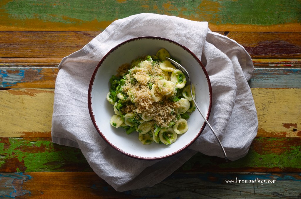 Orecchiette con le cime di rapa, Orecchiette mit Stängelkohl, Ohrennudeln, Spezialität aus Apulien, ähnelt Broccoli, gelbe Blüten, Kohlgemüse, Wintergemüse, Pasta, italienisch kochen, Daniela Terenzi #linzersmileys