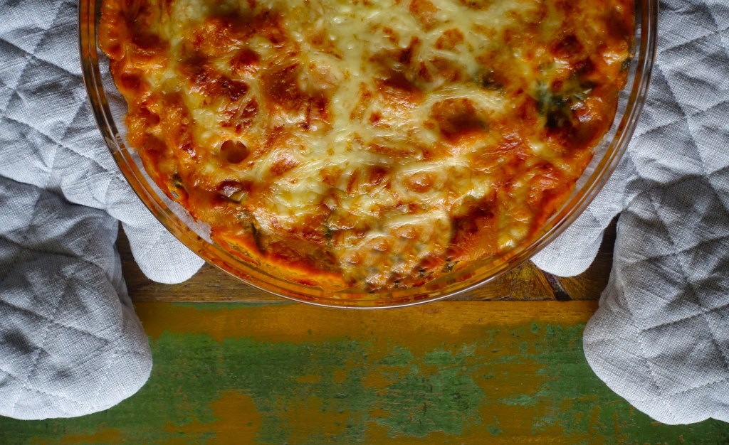 Pasta al forno con spinaci e carote, Nudelauflauf mit Spinat und Karotten, Blattspinat, Pasticcio, Pasta pasticciata, italienisch inspiriert, mit rosa Béchamelsoße, besciamella rosa, mit Tomaten, in rosso, Rezept von Daniela Terenzi #linzersmileys