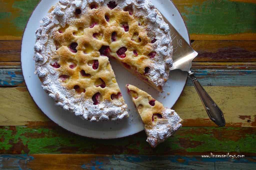 „Rijstevlaai“ mit Herz und Himbeeren, Vlaai, mit Milchreis, niederländisch, holländisch, Hefeteigkuchen, gefüllt, Limburgse Vlaai, nicht zu süß, fruchtig, Spezialität aus Limburg, backen für den Valentinstag, Rezeptidee von Daniela Terenzi #linzersmileys