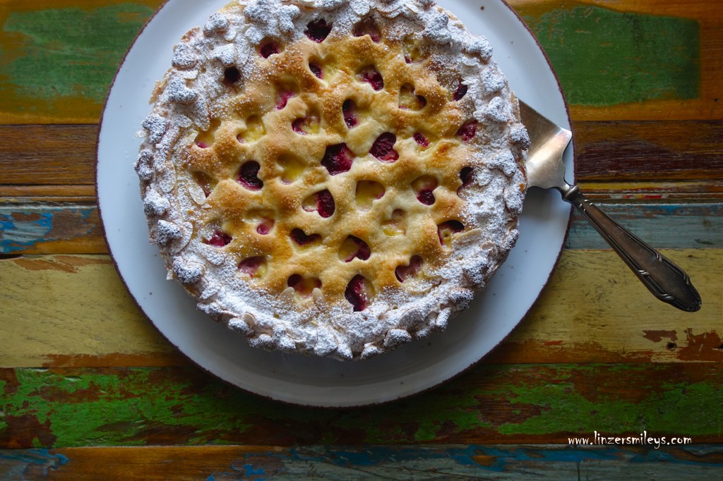 „Rijstevlaai“ mit Herz und Himbeeren, Vlaai, mit Milchreis, niederländisch, holländisch, Hefeteigkuchen, gefüllt, Limburgse Vlaai, nicht zu süß, fruchtig, Spezialität aus Limburg, backen für den Valentinstag, Rezeptidee von Daniela Terenzi #linzersmileys