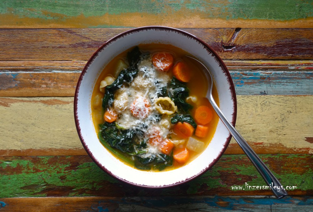 Minestrone, italienische Gemüsesuppe, vegetarisch, vegan, mit Gemüse der Saison, versione povera, Arme-Leute-Essen, Comfort Food, Wohlfühlessen, einfach und lecker, mit Nudeln, Pasta, Nudelreste, Daniela Terenzi #linzersmileys