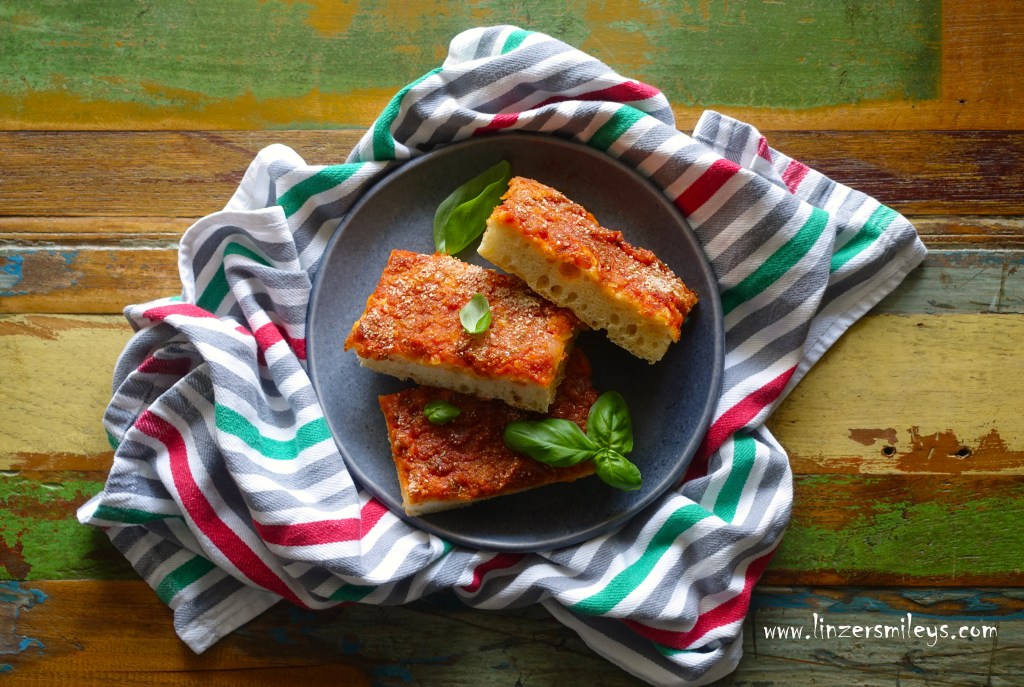 Sfincione palermitano, siciliano, di Palermo, Pizza, Focaccia, sizilianisch, hoher, fluffiger, superweicher Teig, luftig-leicht, mit Hartweizenmehl, Hefe, Germ, lange Teigführung, italienisch kochen, backen, DIY Pizza, Spezialität aus Sizilien, mit Sardellen, Caciocavallo, Tomatensoße mit Zwiebeln, Semmelbrösel, Paniermehl, mit Käse, Fisch, Daniela Terenzi #linzersmileys