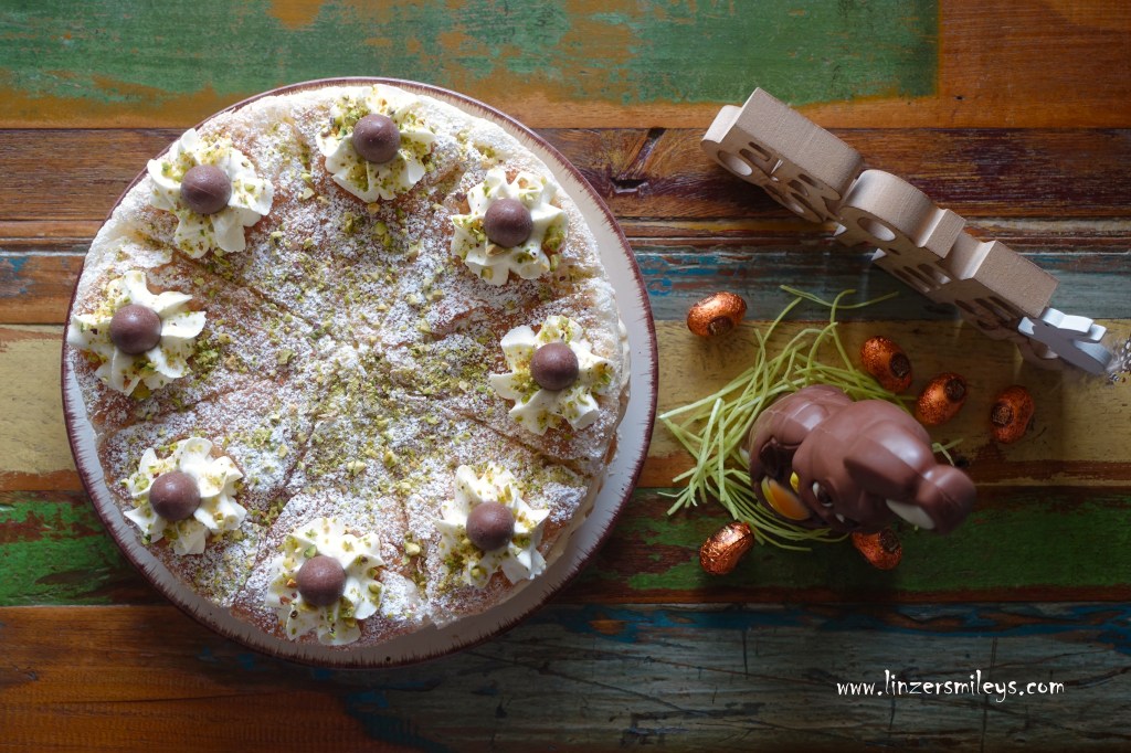 Cremeschnittentorte, Blätterteig und Vanillecreme, Osteredition, mit Schokoeiern dekoriert, Obers, Sahne, Pistazien, Mille-Feuille, österlich backen, für den Osterhasen, Pasqua, Happy Easter, Daniela Terenzi #linzersmileys