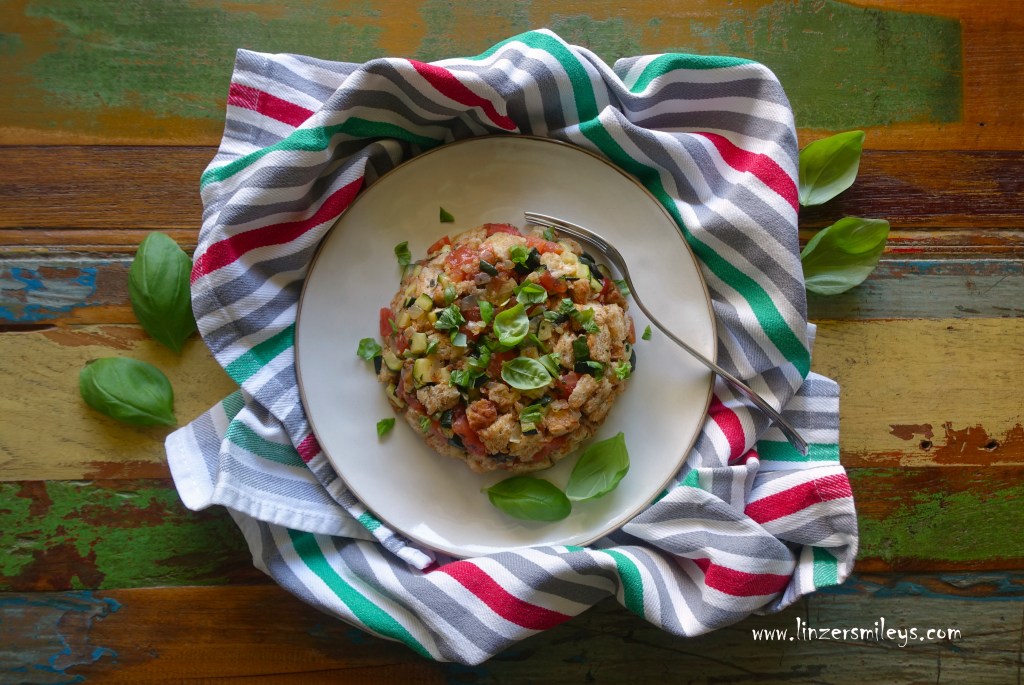 Panzanelle di verdure, Panzanella-Gupf, italienischer Brotsalat, Panzanella-Berge, vegan, vegetarisch, nachhaltig, aus altbackenem Brot, Resteverwertung, Sommer, italienisch kochen, Sommersalat, Vorspeise, Antipasto all'italiana, mit Gemüse, Daniela Terenzi #linzersmileys