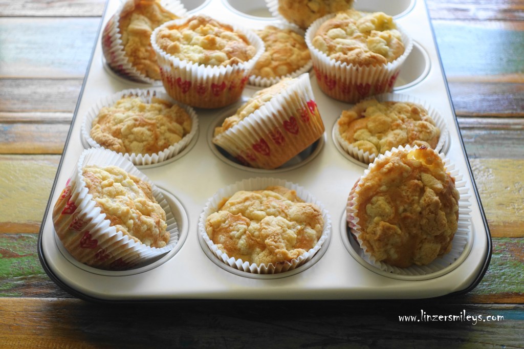 Rhabarber-Streusel-Muffins, säuerlich, süß, Süßes mit Gemüse, Rhabarber statt Himbeeren, Frühling, mit Streuseln, knusprig, fruchtig, saftig, kleine Küchlein, Daniela Terenzi #linzersmileys