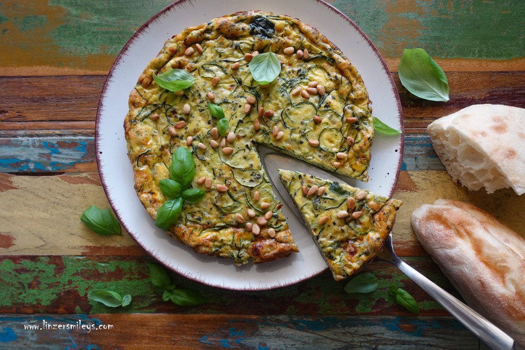 Ofen-Frittata mit Zucchini, Basilikum und Pinienkernen, Omelett aus dem Backofen, frittata di zucchine al forno, Tortilla de verduras, Eierspeise mit Gemüse, Low Carb, Frühling, vegetarisch, Sale e Pepe, i big dell'orto, leicht und bekömmlich, Daniela Terenzi #linzersmileys