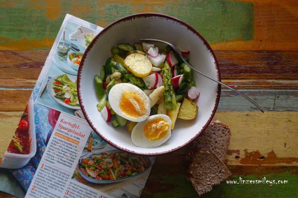 Kartoffel-Spargelsalat, neue Kartoffeln, Frühkartoffeln, heurige Kartoffeln, Spargel aus dem Marchfeld, Niederösterreich, Ofenkartoffeln, vegetarisch, Bio-Eier, wachsweiches Ei, mit Gurken und Radieschen, leichte Sommerküche, Rezept aus "Neue Post 39", Daniela Terenzi #linzersmileys