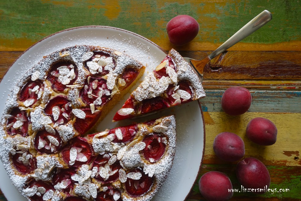 Marillenzeit, Marillenkuchen, Aprikosenkuchen, rote Marillen, Aprikosen, Wachau, Obstkuchen, Steinobst, backen, mit Marzipan, Amaretto, Mandellikör, fluffig, aromatisch, Lieblingskuchen, größter Favorit, Rezept von Daniela Terenzi, Foodblog #linzersmileys
