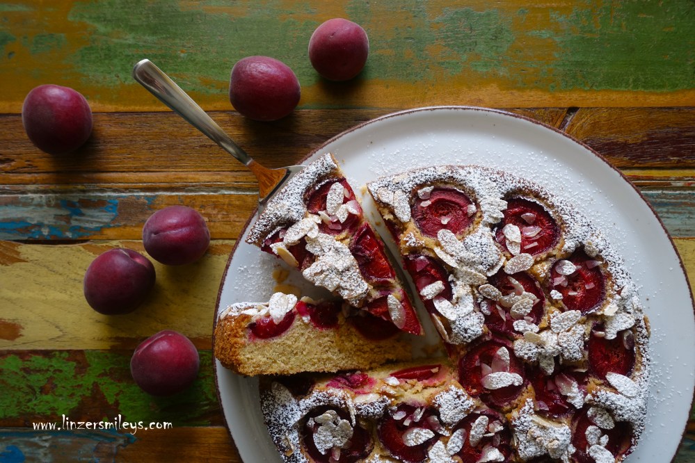 Marillenzeit, Marillenkuchen, Aprikosenkuchen, rote Marillen, Aprikosen, Wachau, Obstkuchen, Steinobst, backen, mit Marzipan, Amaretto, Mandellikör, fluffig, aromatisch, Lieblingskuchen, größter Favorit, Rezept von Daniela Terenzi, Foodblog #linzersmileys