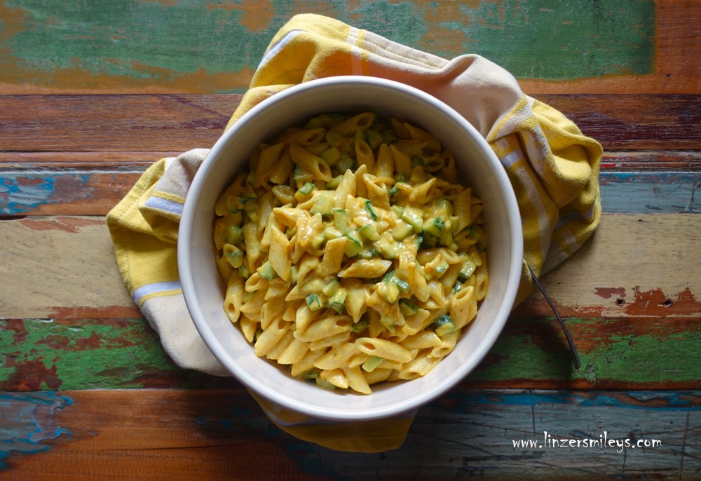 Il Cucchiao d'Argento, Penne in insalata al curry, Penne mit Gurke und Curry, Currysoße, Sauce, sonnengelb, Pasta fredda, kalte Nudeln, Nudelsalat, ohne Mayo, sommerlich, perfekt an heißen Tagen, Picknick im Grünen, kreativ, italienisch kochen, Hochsommer, Daniela Terenzi #linzersmileys