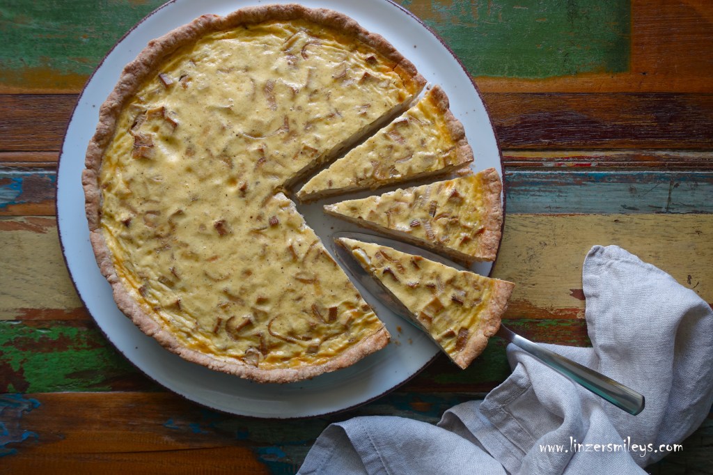 Quiche Lorraine, torta salata, herzhafter Kuchen, Kichel, Elsass Lothringen, vegetarisch, ohne Speck, mit Räuchertofu, fleischlos, Mürbteig, Mürbeteig, light, knusprig, würzig, perfekt für ein Picknick im Grünen, Partygericht, zum Teilen, für unterwegs, Daniela Terenzi #linzersmileys