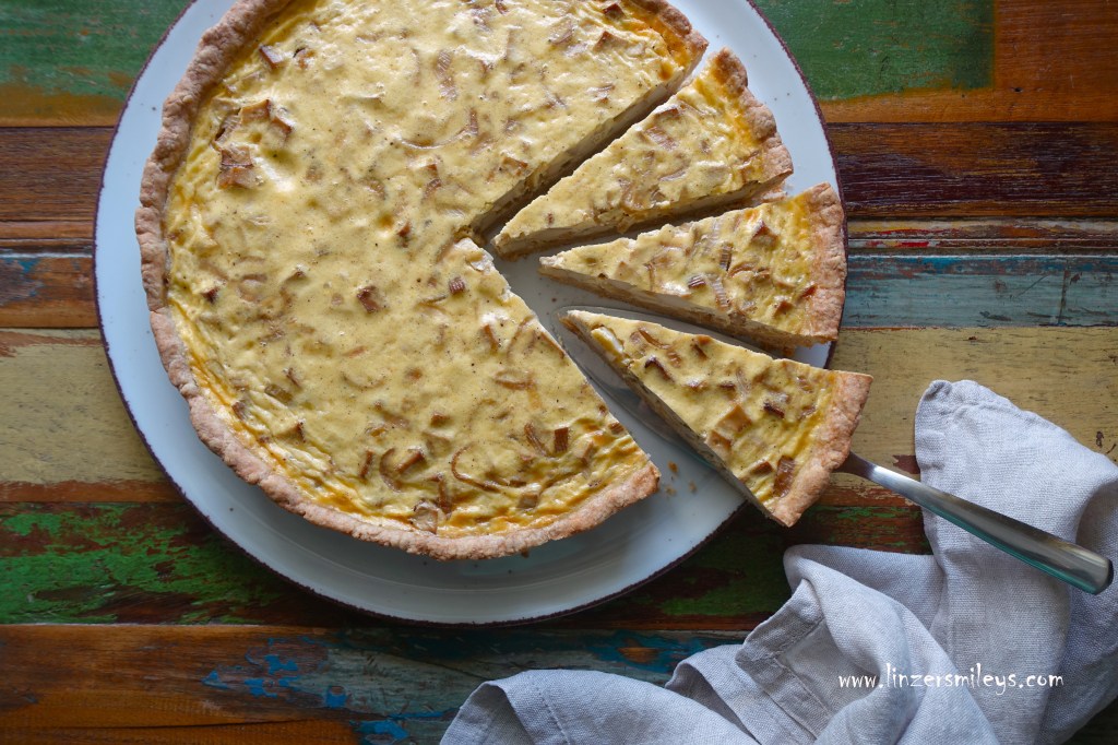 Quiche Lorraine, torta salata, herzhafter Kuchen, Kichel, Elsass Lothringen, vegetarisch, ohne Speck, mit Räuchertofu, fleischlos, Mürbteig, Mürbeteig, light, knusprig, würzig, perfekt für ein Picknick im Grünen, Partygericht, zum Teilen, für unterwegs, Daniela Terenzi #linzersmileys
