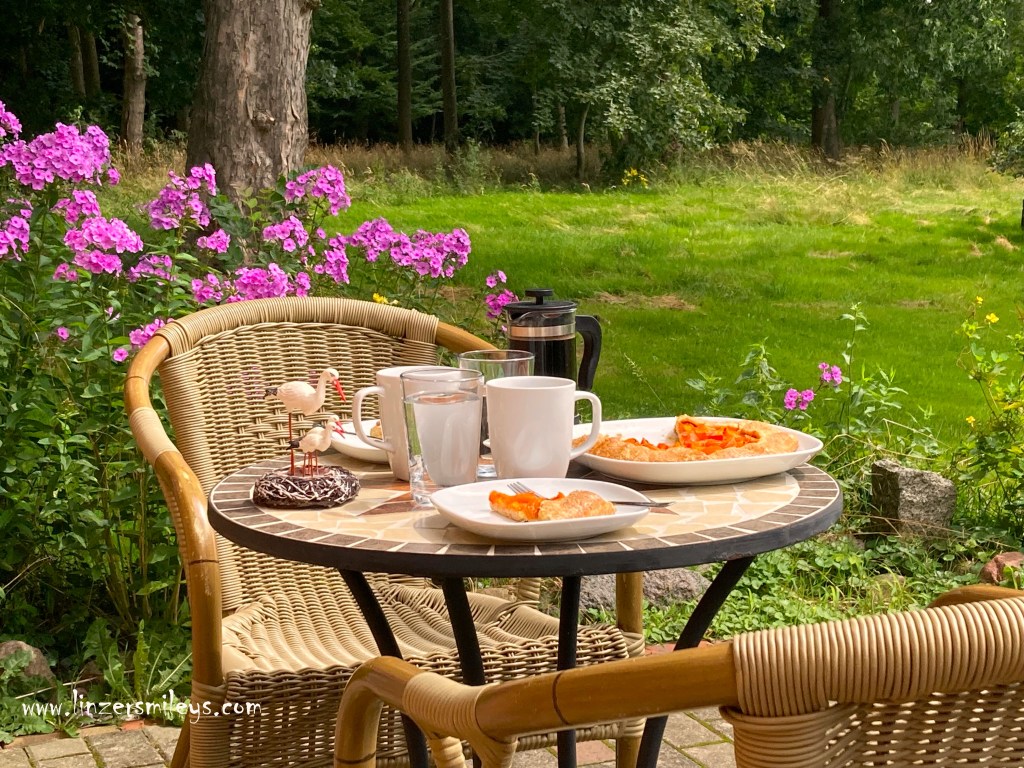 Storchennest - Galette, Galette mit Marillen, Aprikosen, einfach, fruchtig, ohne Backform, Backen im Urlaub, Stralsund, Ferienhaus, vegetarisch, mit Obst, Obstkuchen, unkompliziert, Rezept von Daniela Terenzi #linzersmileys