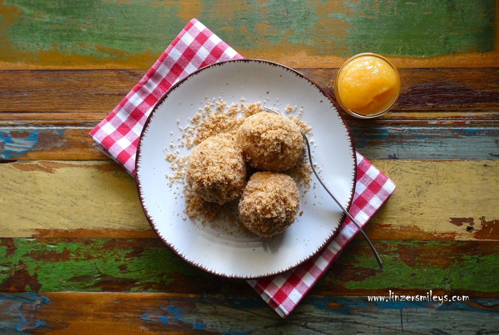 Mehlspeisküche, österreichisch, süße Knödel, mit Topfen, Quark, Semmeln, Brioche, Resteküche, nachhaltig, fluffig, köstlich, superlecker, Klöße, süße Hauptspeise, mit Pfirsich-Apfel-Mus, Daniela Terenzi #linzersmileys