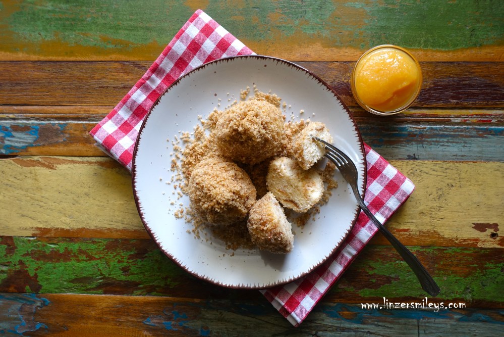 Mehlspeisküche, österreichisch, süße Knödel, mit Topfen, Quark, Semmeln, Brioche, Resteküche, nachhaltig, fluffig, köstlich, superlecker, Klöße, süße Hauptspeise, mit Pfirsich-Apfel-Mus, Daniela Terenzi #linzersmileys
