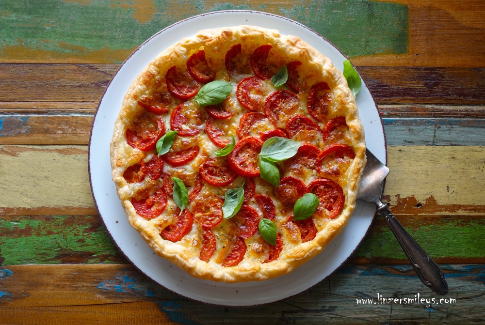 Torta caprese salata, salzig, pikant, Capri, Insalata caprese, Tomaten, Paradeiser, San Marzano, Flaschentomaten, Sugo, Mozzarella, Basilikum, Olivenöl, extra vergine, kaltgepresst, süditalienisch, Blätterteig-Tarte, Sommer-Küche, kreativ, lecker, köstlich, Daniela Terenzi #linzersmileys