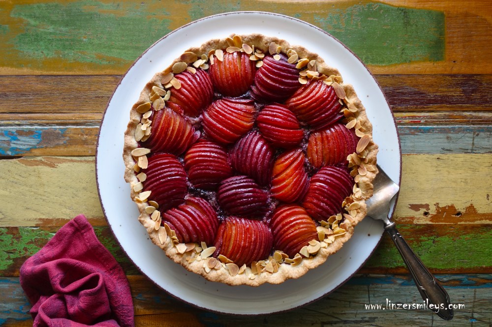 Tarte aux prunes, Pflaumentarte, Zwetschken, Zwetschgen, Mürbteigboden, vegetarisch, französisch backen, Herbstanfang, Tag-und-Nacht-Gleiche, herbstlich backen, Eyecatcher, Blickfang, farbenprächtig, Rezept von Daniela Terenzi #linzersmileys 