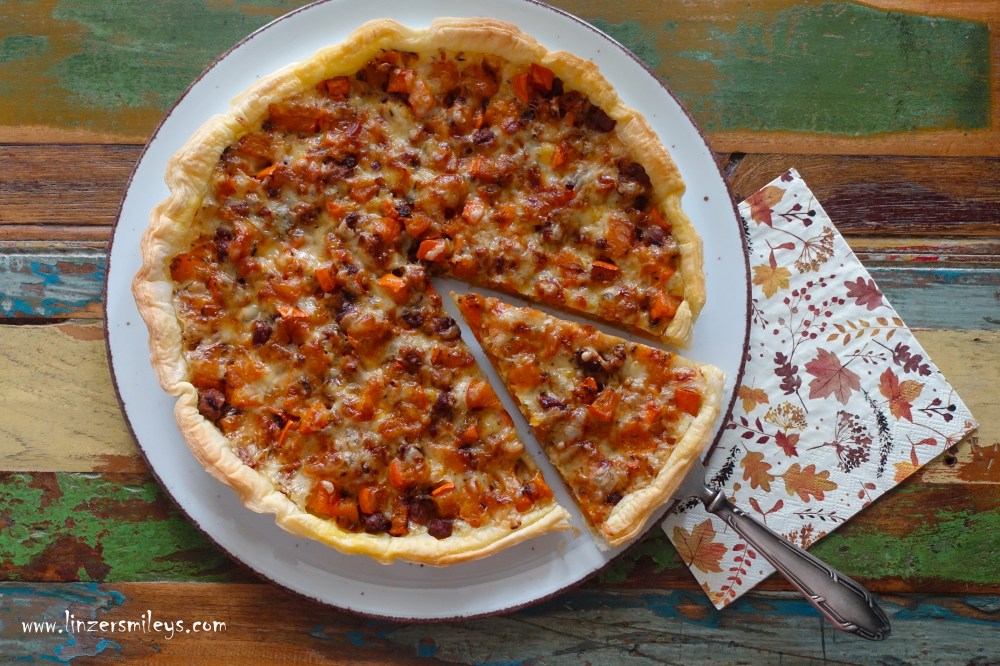 Blätterteigtarte mit Kürbis und Salsiccia, mit Käse, torta salata, zucca e salsiccia, italienisch inspiriert, pasta sfoglia, salsicce, italienische Rohwurst, Bratwurst, herbstlich backen, pikant, Partygericht, Antipasto, Vorspeise, Daniela Terenzi #linzersmileys