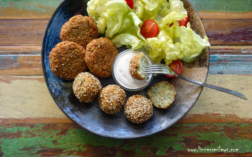 DIY Falafel mit Tahinisoße, Kichererbsenlaibchen, Frikadellen, Pflanzerl, Polpette con ceci, vegan, vegetarisch, mit Hülsenfrüchten, Joghurtsoße mit Tahin, Tahini, Tahina, Sesammus, Sesampaste, orientalisch kochen, Rezept aus Syrien, arabische Küche, orientalische Spezialität, Frühstück, Daniela Terenzi #linzersmileys