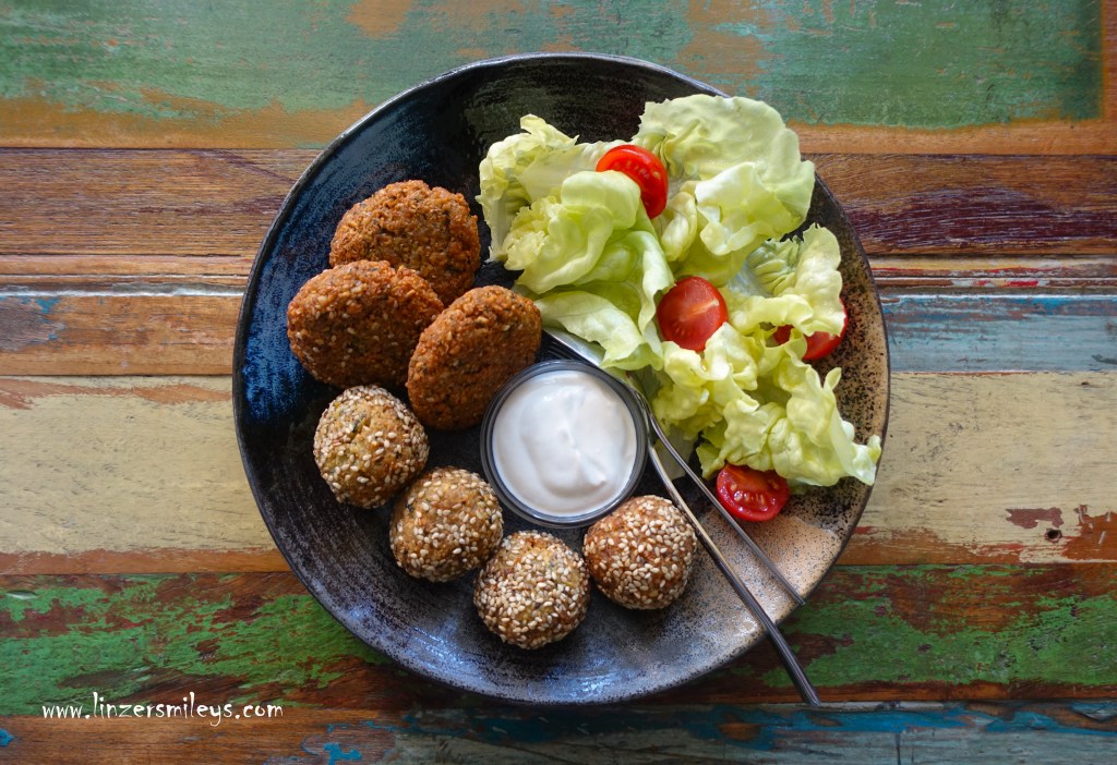 DIY Falafel mit Tahinisoße, Kichererbsenlaibchen, Frikadellen, Pflanzerl, Polpette con ceci, vegan, vegetarisch, mit Hülsenfrüchten, Joghurtsoße mit Tahin, Tahini, Tahina, Sesammus, Sesampaste, orientalisch kochen, Rezept aus Syrien, arabische Küche, orientalische Spezialität, Frühstück, Daniela Terenzi #linzersmileys