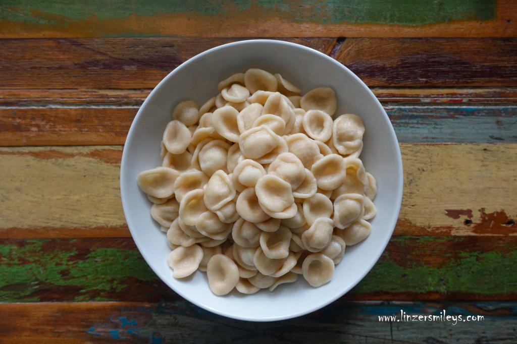 World Pasta Day, Weltnudeltag, Internationaler Tag der Nudeln, DIY Orecchiette, handgemacht, Ohrennudeln, aus Apulien, italienisch kochen, homemade Pasta, Nudelspezialität, handgefertigt, hausgemacht, mit Liebe gemacht, ohne Küchenmaschine, Daniela Terenzi #linzersmileys