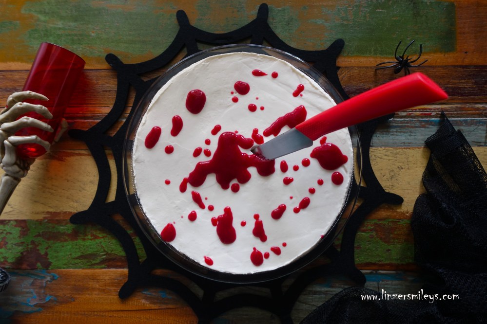 Blutiger Halloween-Kuchen, Bloody Halloween Cake, Halloween Knife Cake, Messerkuchen, Buttermilchkuchen mit Marmelade und Topfenoberscreme, mit Quark und Sahne, Himbeermark als Blutstropfen, Halloween-Deko, schaurig, gruselig, schrecklich lecker, furchtbar fruchtig, Gruselfaktor, Partyfood, Daniela Terenzi #linzersmileys