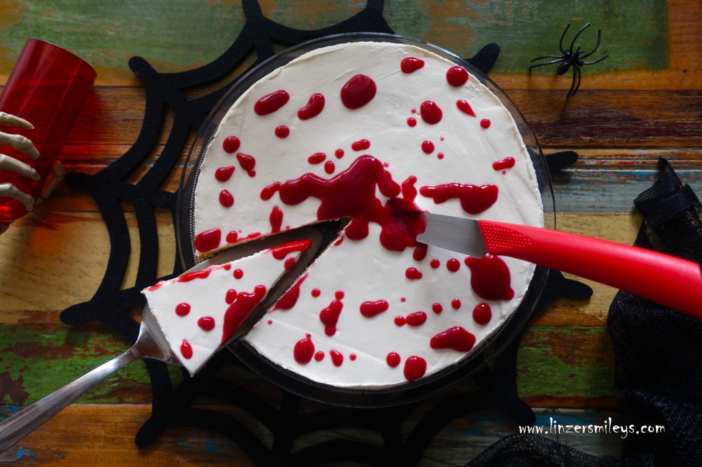 Blutiger Halloween-Kuchen, Bloody Halloween Cake, Halloween Knife Cake, Messerkuchen, Buttermilchkuchen mit Marmelade und Topfenoberscreme, mit Quark und Sahne, Himbeermark als Blutstropfen, Halloween-Deko, schaurig, gruselig, schrecklich lecker, furchtbar fruchtig, Gruselfaktor, Partyfood, Daniela Terenzi #linzersmileys