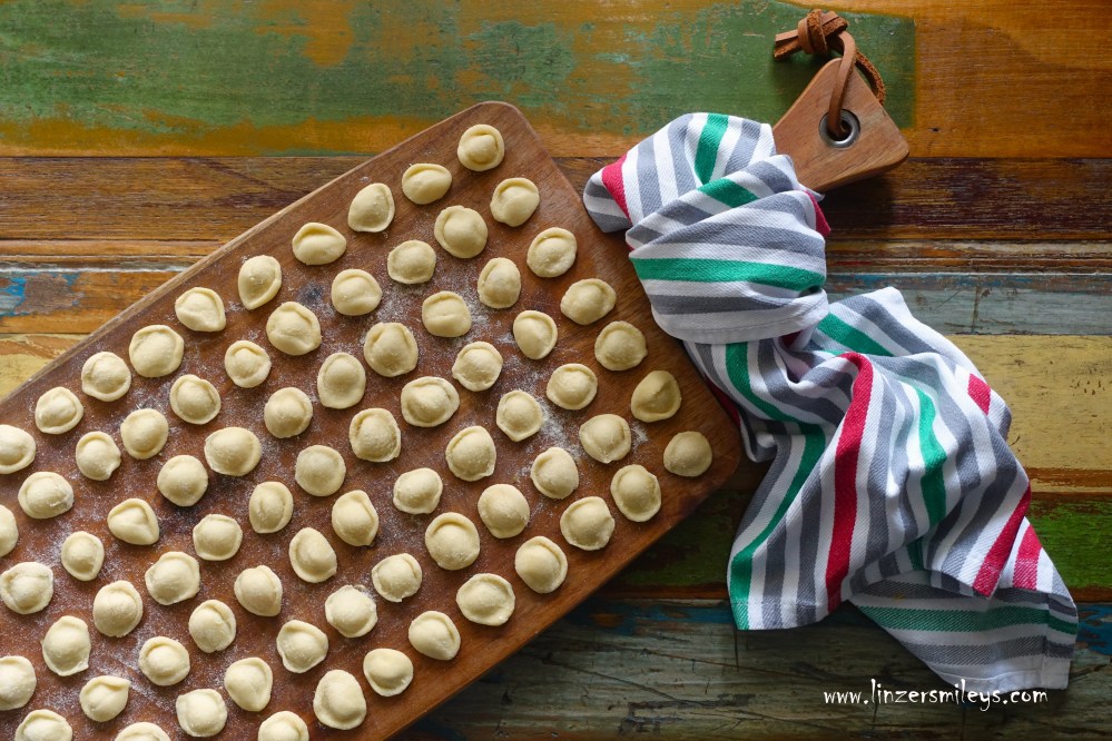 World Pasta Day, Weltnudeltag, Internationaler Tag der Nudeln, DIY Orecchiette, handgemacht, Ohrennudeln, aus Apulien, italienisch kochen, homemade Pasta, Nudelspezialität, mit Hartweizengrieß, farina di semola rimacinata, handgefertigt, hausgemacht, mit Liebe gemacht, ohne Küchenmaschine, Daniela Terenzi #linzersmileys