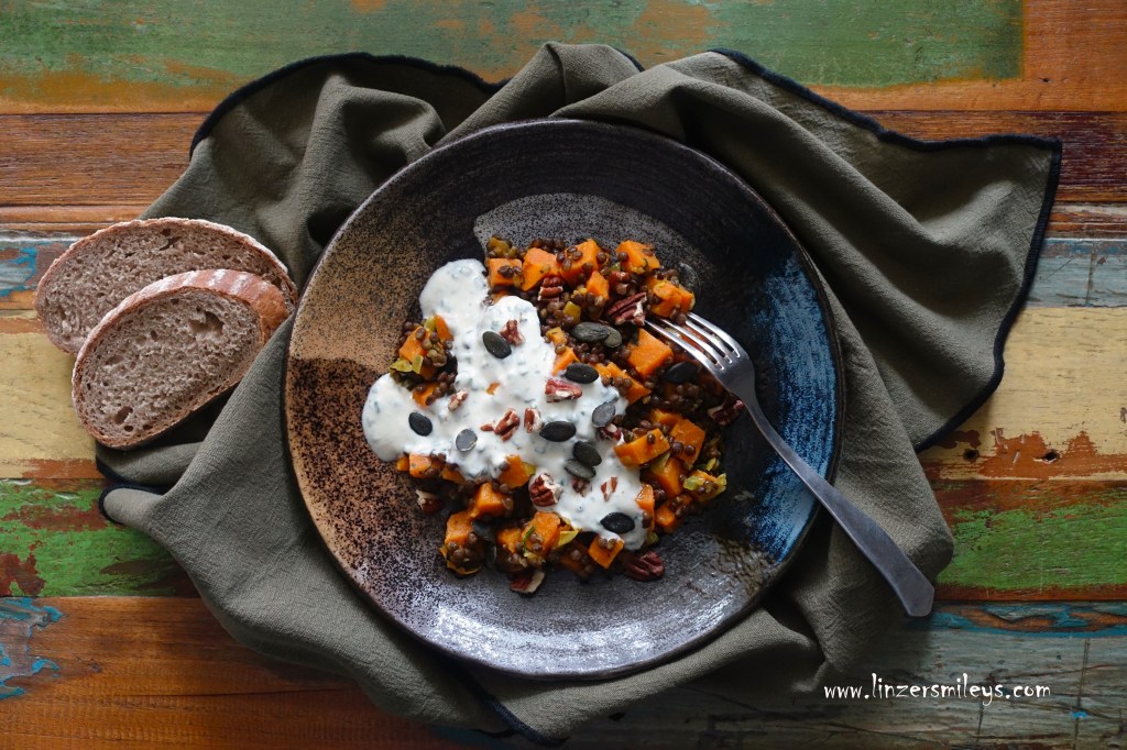 Süßkartoffel-Linsen-Salat, vegan, orientalisch inspiriert, Belugalinsen, Hülsenfrüchte, proteinreich, vegetarisch, mit Nüssen, Kürbiskerne, wandelbar, rein pflanzlich, Daniela Terenzi #linzersmileys