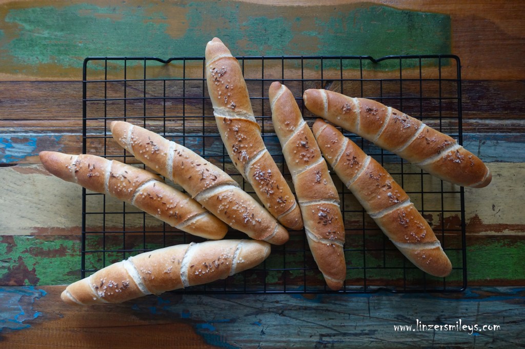 Salzstangerl, DIY Brot und Gebäck, Brotstangen, bread, rolls, Brötchen & Co., selbst gebackenes Brot, mit Hefe, Germ, Backmalz, panini fatti in casa, mit Kümmel und Salz, typisch österreichisch, der 1000. Post auf #linzersmileys Foodblog von Daniela Terenzi