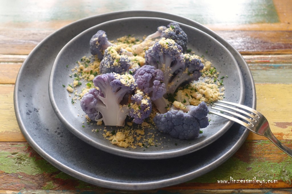 Bröselkarfiol, österreichisch kochen, Schalottenbrösel, mit Knoblauch, Semmelbrösel, cavolfiore, Blumenkohl mit Paniermehl, vegetarisch kochen, buntes Gemüse, vegan, Veganuary, Daniela Terenzi #linzersmileys