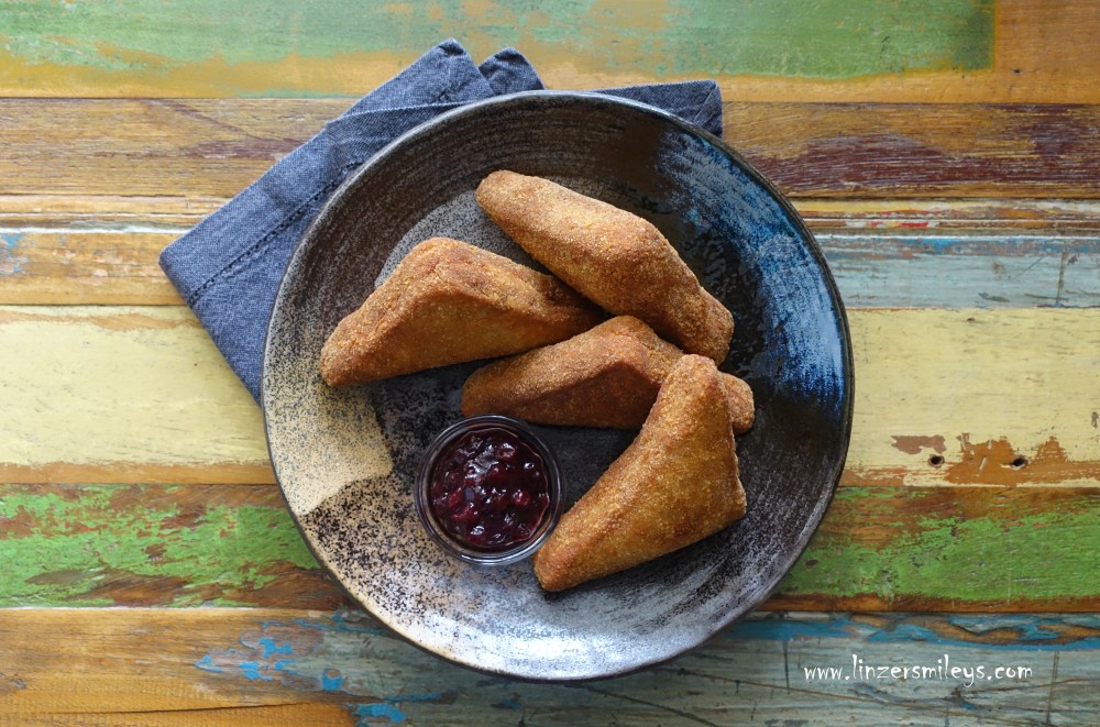 Mozzarella in carrozza, Mozzarella in der Kutsche, Mozzarella-Sandwich, paniert und frittiert, österreichisch garniert, mit Preiselbeermarmelade, wie Wagenräder, Resteverwertung, restlos genießen, nachhaltig, cucina povera, Arme-Leute-Essen, Partysnack, vegetarisch, köstlich, Daniela Terenzi vom Foodblog #linzersmileys