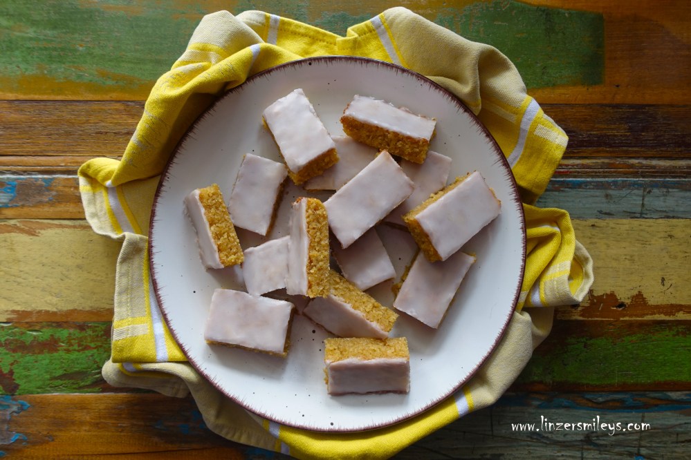Haferflockenhäppchen mit Zitronenglasur, Blondies mit Haferflocken und Zitrone, oats, oatmeal, zuckersüß, ohne Mehl, backen mit Hafer, Bites, zitronig-süß, Daniela Terenzi #linzersmileys
