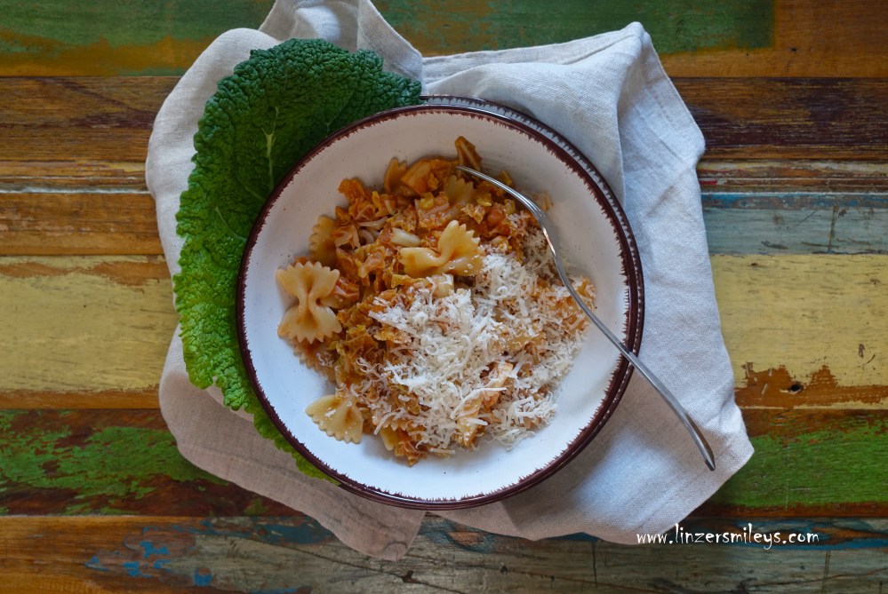 Pasta con la verza in rosso, con acciughe, Nudeln mit Kohl, Sardellen und Tomaten, scharf, Wintergericht, italienisch kochen, Wirsing, Wirz, schmackhafte Nudelpfanne, Kohlgemüse, vielseitig, Kohlkopf, Rezeptvariante von Daniela Terenzi #linzersmileys